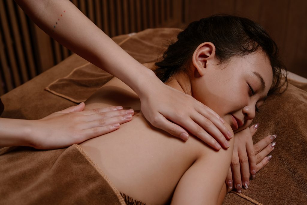 Therapist applying Shiatsu pressure to the shoulders at Sakurakyo Spa Phu Quoc