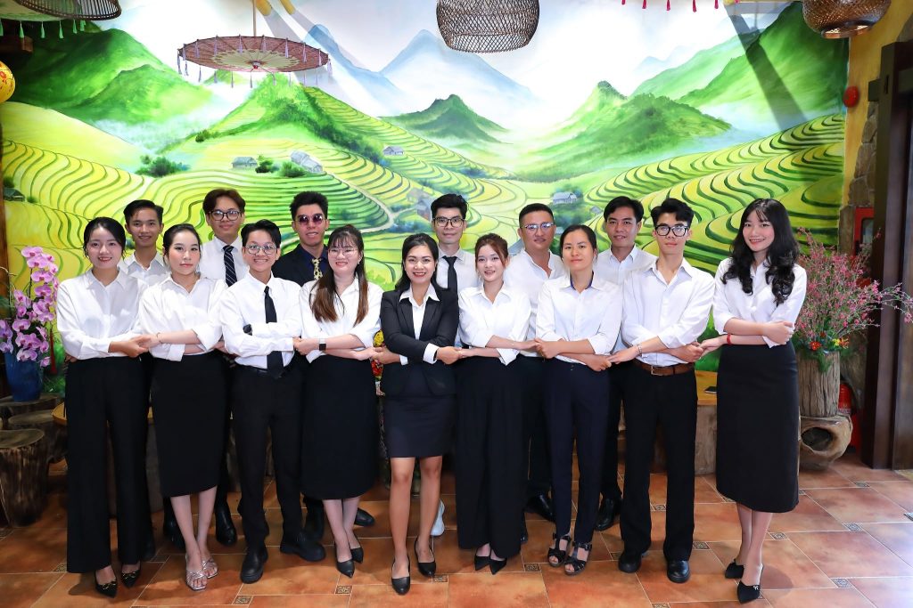 Đội ngũ nhân sự Skyeth Hospitality Group vận hành hệ thống khách sạn Nam đảo
