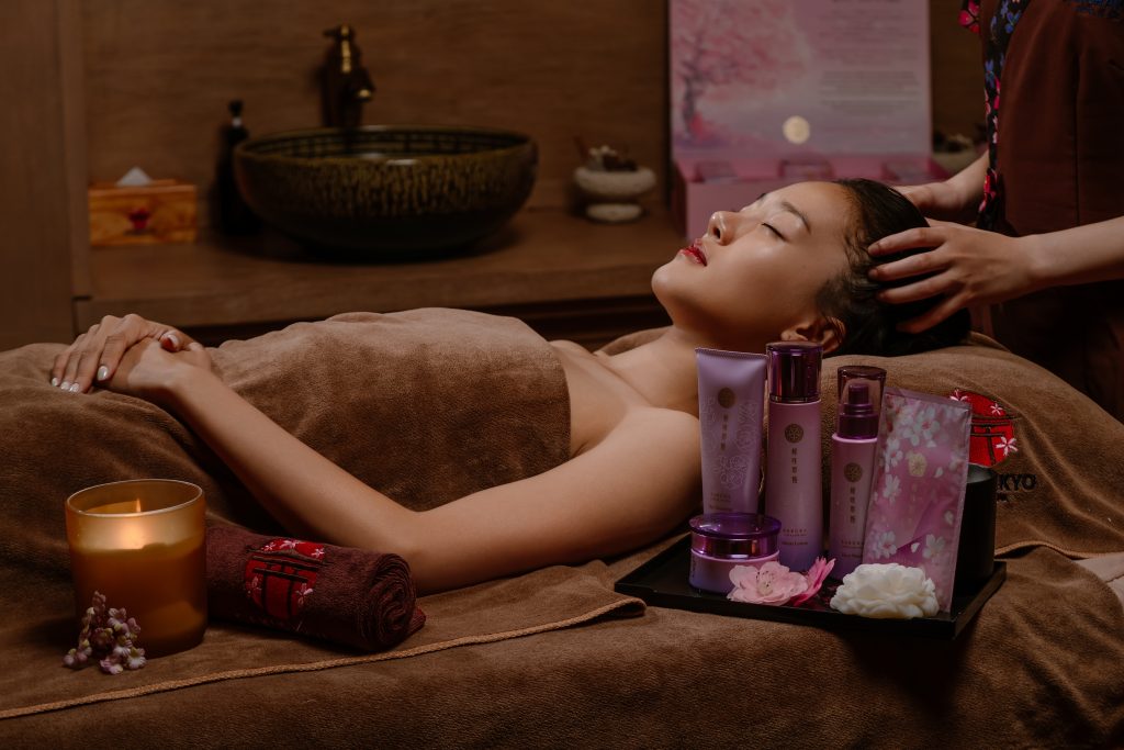 Kỹ thuật viên thực hiện trị liệu cổ vai gáy và massage chân tại Sakurakyo Spa