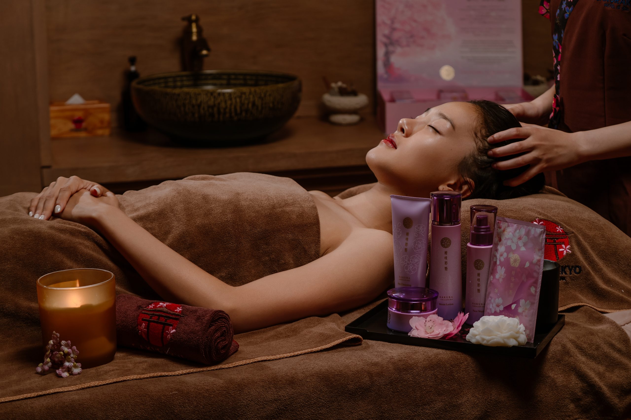 Neck and shoulder therapy by candlelight at Sakurakyo Spa