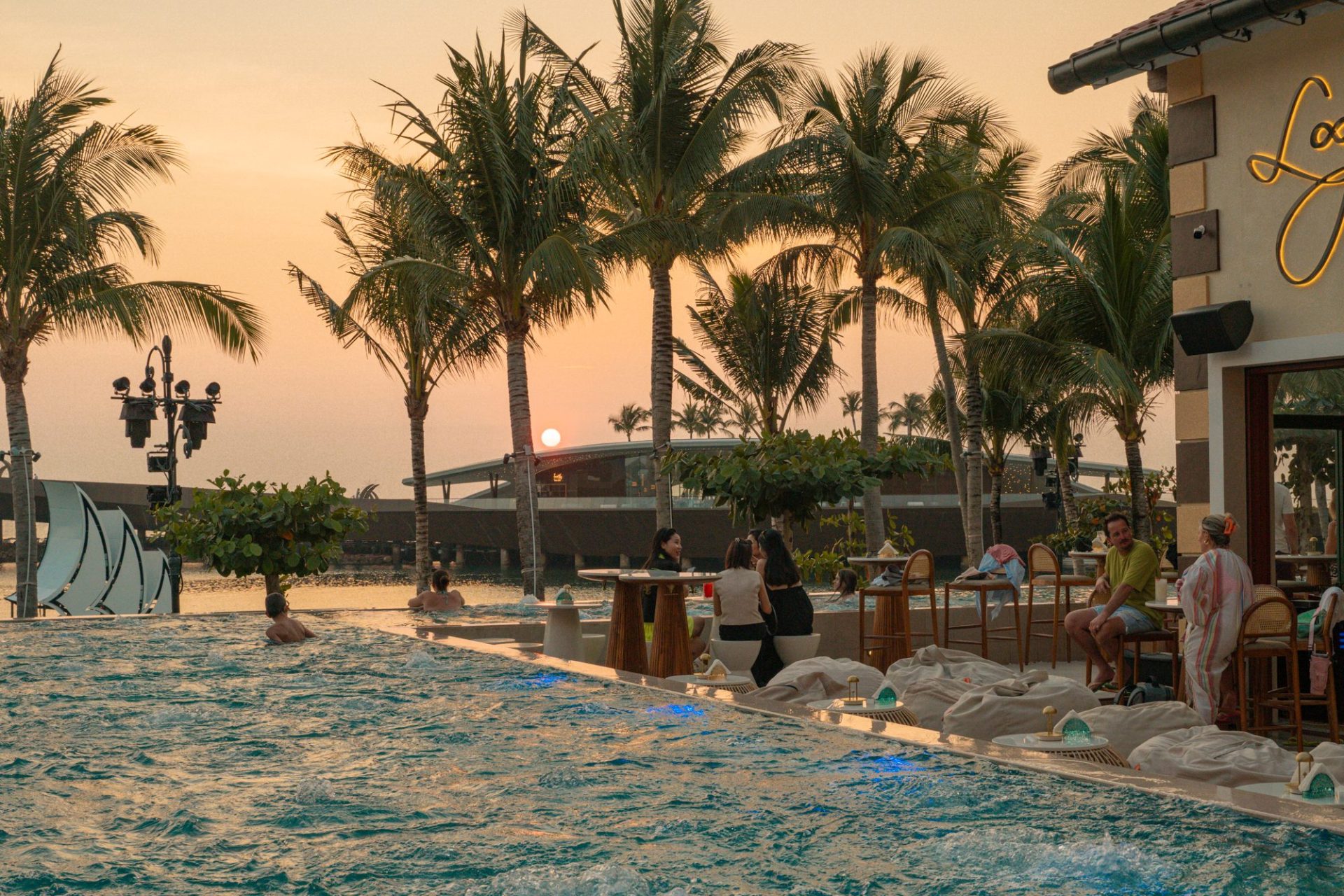 Loop Jacuzzi Bar facing the sea and Kiss Bridge in the evening