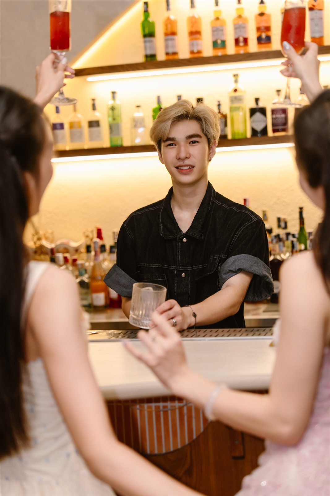 Bartender tại quầy Loop Jacuzzi Bar, Phú Quốc