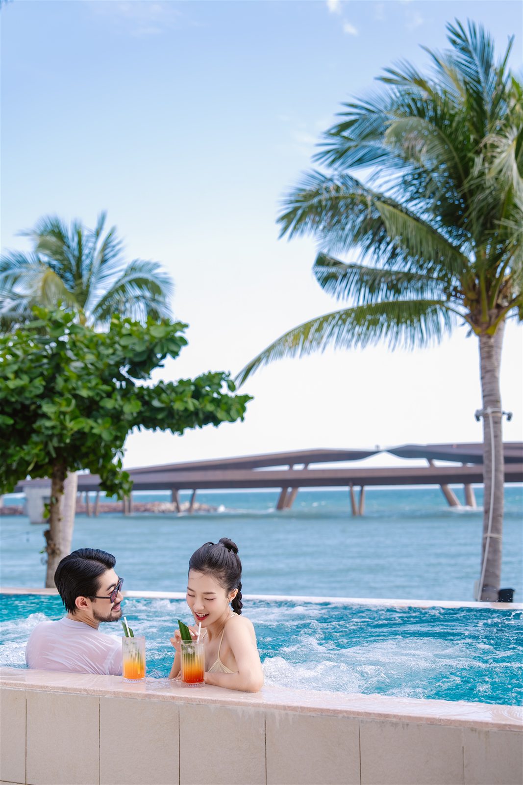 Cặp đôi thưởng thức cocktail trong jacuzzi, Loop Jacuzzi Bar, Phú Quốc