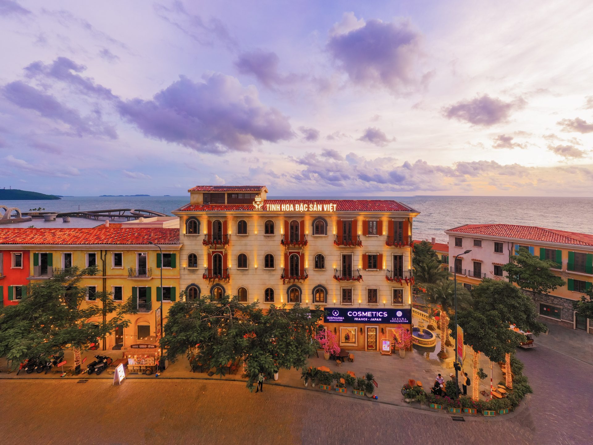 Sa Pa Building nhìn từ trên cao, nơi có Sa Pa Souvenir và Sa Pa Cafe tại Sunset Town Phú Quốc