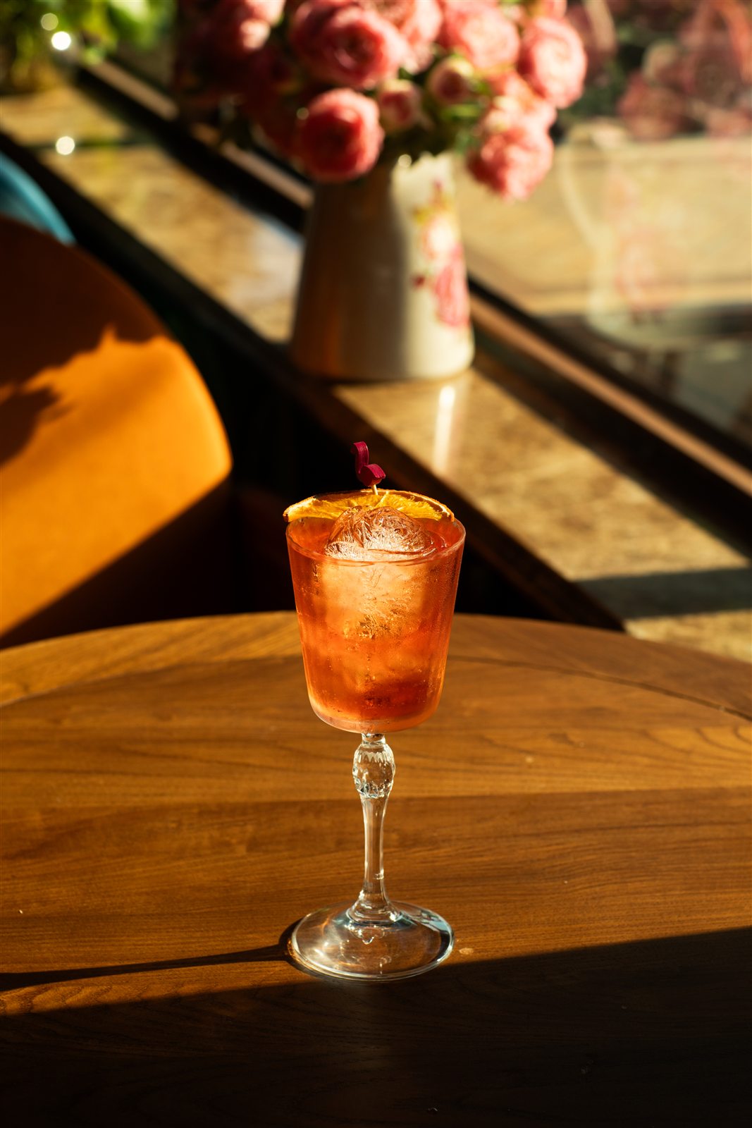 Cocktail cam bên cửa sổ Venice Café & Eatery, Phú Quốc