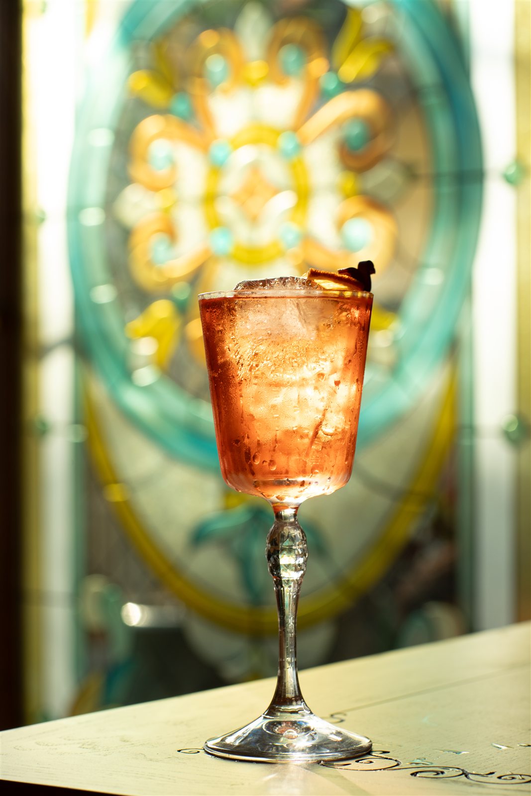 Cocktail bên ô kính màu tại Venice Café & Eatery, Phú Quốc