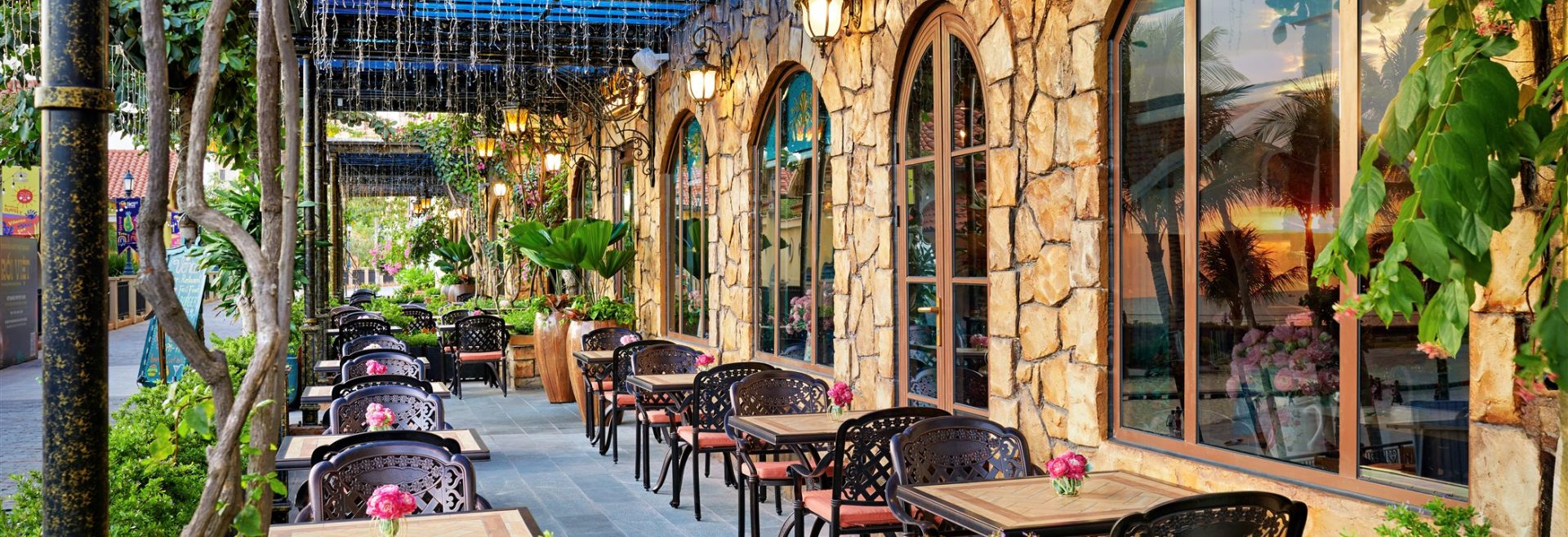 Outdoor dining tables at Venice Café & Eatery, Sunset Town at night