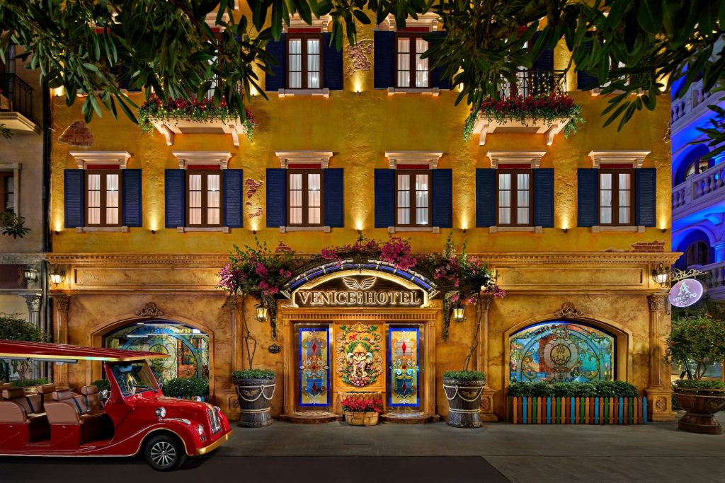 Mặt tiền Venice Hotel lên đèn buổi tối, Sunset Town, Phú Quốc