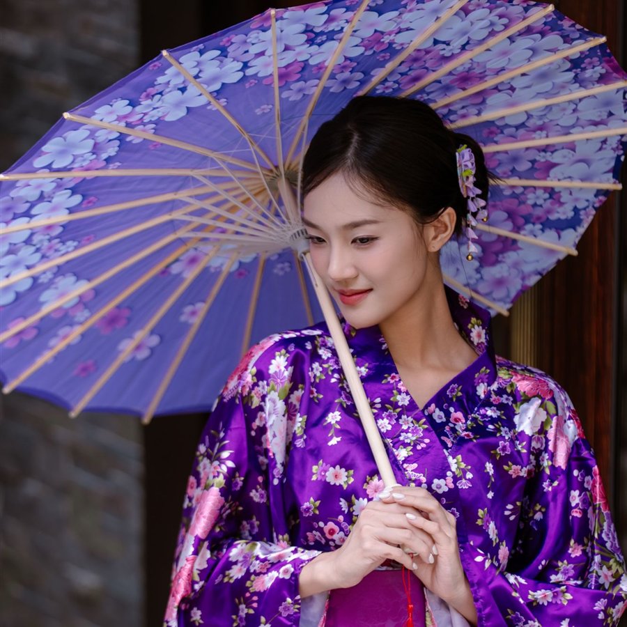 Guests in kimono at the Sakurakyo Spa entrance